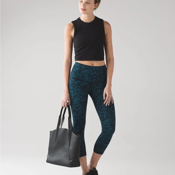 Like New Lululemon Wunder Under Crop (Hi-Rise) (21")
Iced Wave Capri Black W 8 - Picture 13 of 13